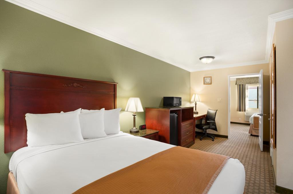 Howard Johnson By Wyndham Reseda Hotel & Suites Los Angeles Dış mekan fotoğraf