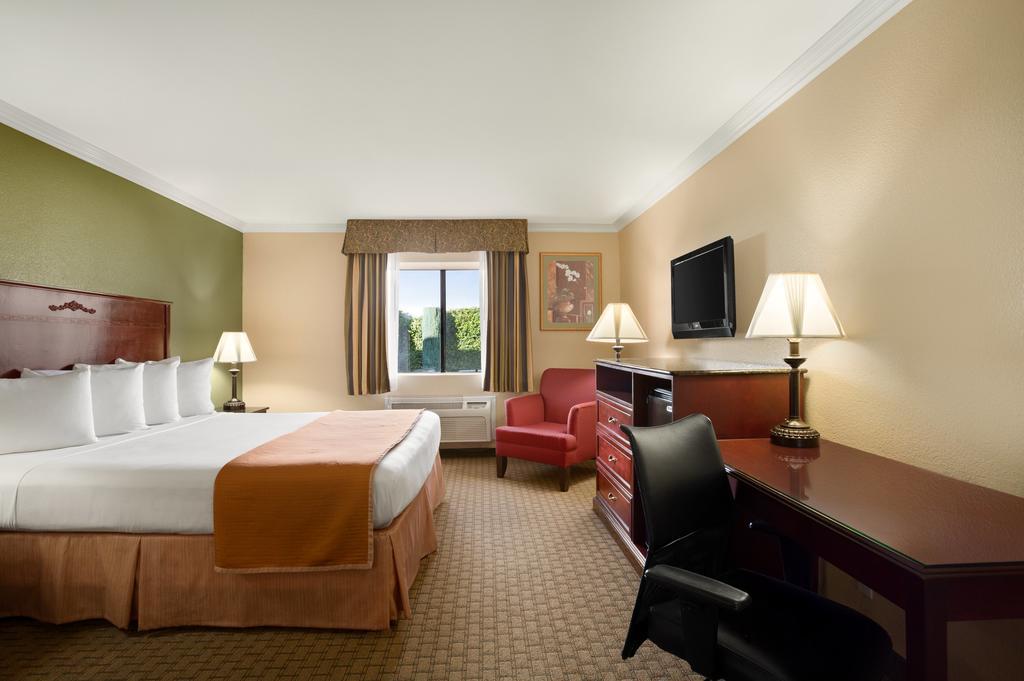Howard Johnson By Wyndham Reseda Hotel & Suites Los Angeles Dış mekan fotoğraf