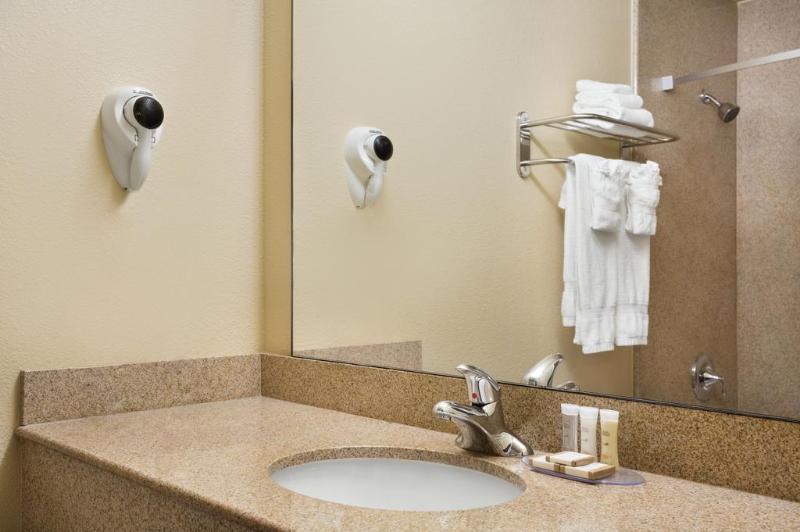 Howard Johnson By Wyndham Reseda Hotel & Suites Los Angeles Dış mekan fotoğraf