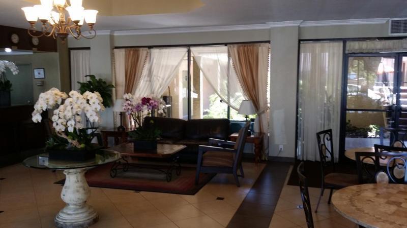 Howard Johnson By Wyndham Reseda Hotel & Suites Los Angeles Dış mekan fotoğraf