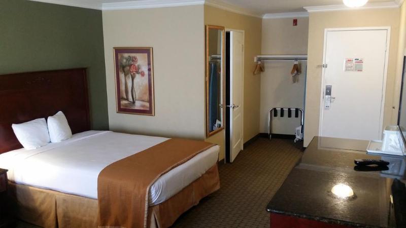 Howard Johnson By Wyndham Reseda Hotel & Suites Los Angeles Dış mekan fotoğraf