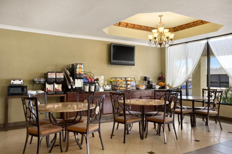 Howard Johnson By Wyndham Reseda Hotel & Suites Los Angeles Dış mekan fotoğraf