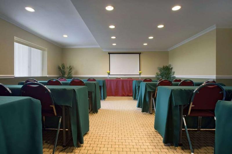 Howard Johnson By Wyndham Reseda Hotel & Suites Los Angeles Dış mekan fotoğraf