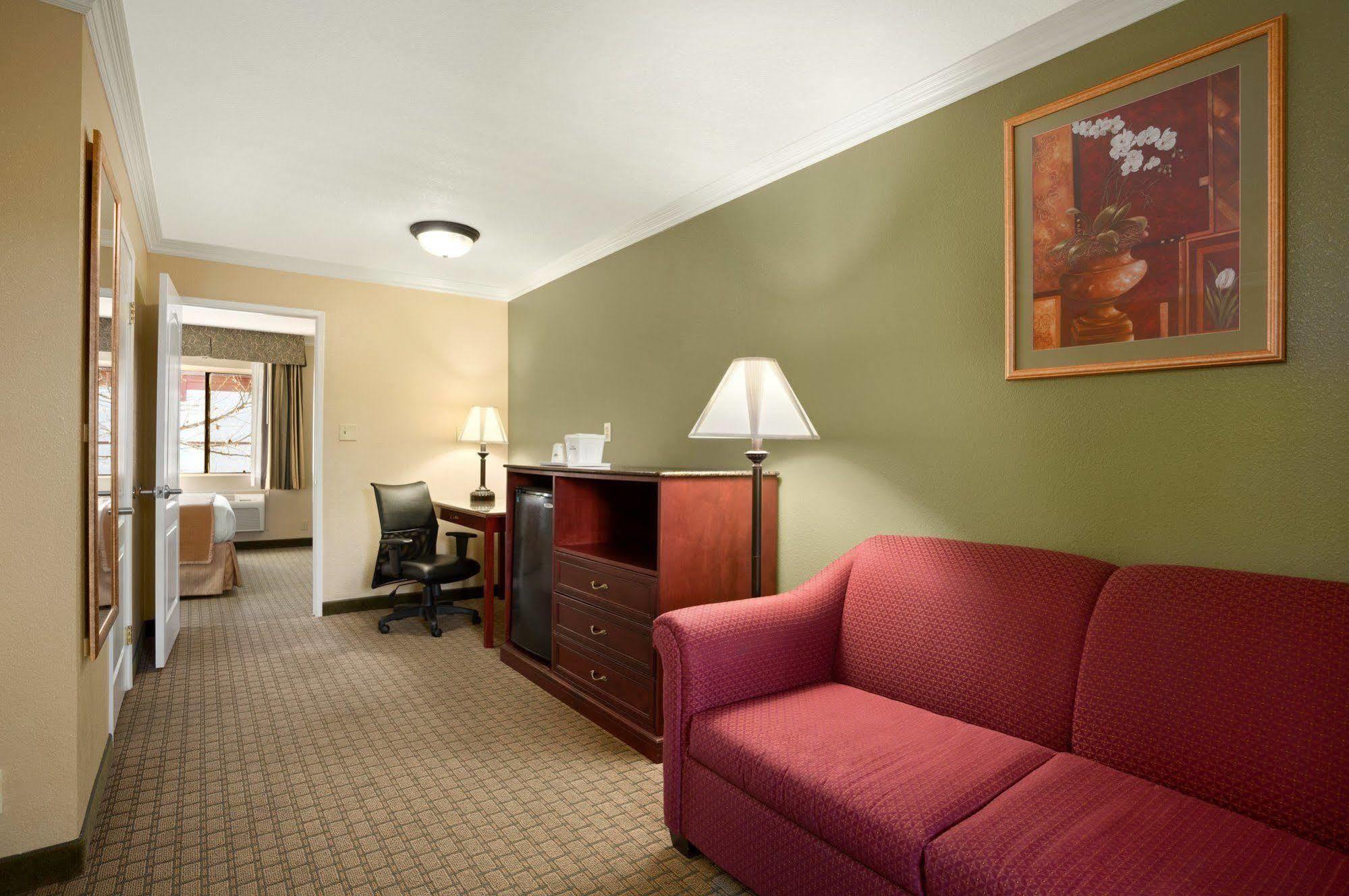 Howard Johnson By Wyndham Reseda Hotel & Suites Los Angeles Dış mekan fotoğraf