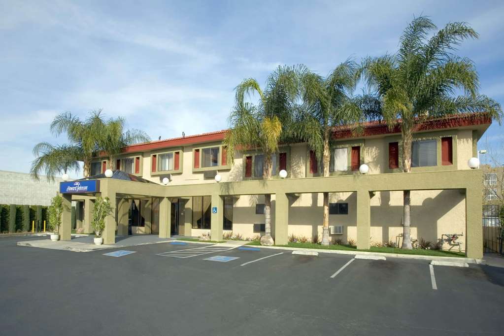 Howard Johnson By Wyndham Reseda Hotel & Suites Los Angeles Dış mekan fotoğraf