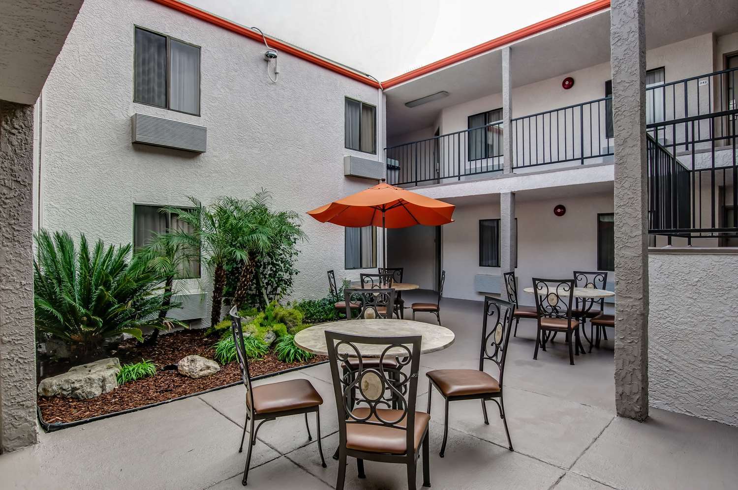 Howard Johnson By Wyndham Reseda Hotel & Suites Los Angeles Dış mekan fotoğraf