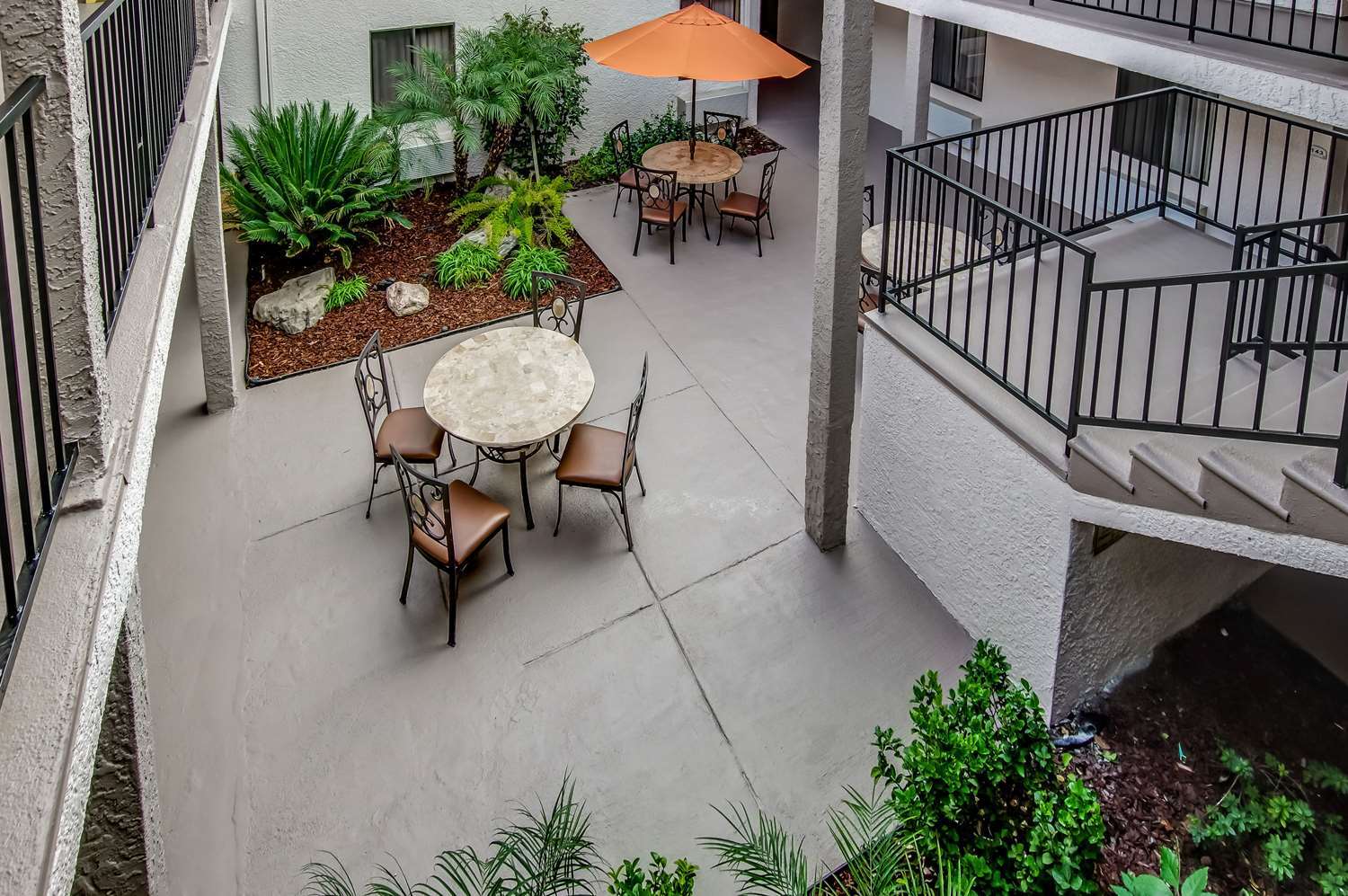 Howard Johnson By Wyndham Reseda Hotel & Suites Los Angeles Dış mekan fotoğraf