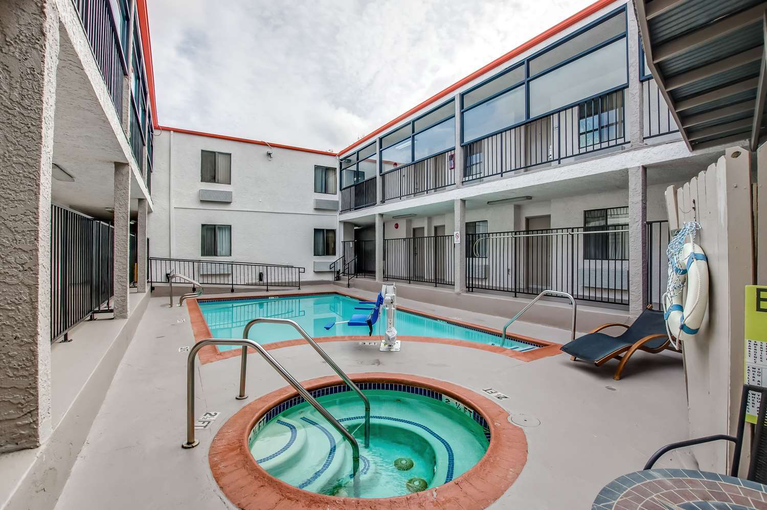 Howard Johnson By Wyndham Reseda Hotel & Suites Los Angeles Dış mekan fotoğraf